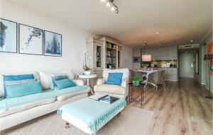 uma sala de estar com um sofá e uma mesa em Amazing Apartment In Cadzand-bad With Kitchen em Cadzand-Bad