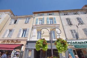 budynek z koszami kwiatów przed nim w obiekcie 6 - Charming studio,Heart old town, beach walk w mieście Antibes
