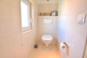 biała łazienka z toaletą i oknem w obiekcie 6 - Charming studio,Heart old town, beach walk w mieście Antibes +8 zdjęć