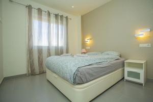 Postel nebo postele na pokoji v ubytování 036 Premium Bungalow - Alicante Holiday + 35 fotografií