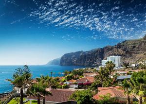 プラヤ・デ・ファニャベにあるPlaya Las Americas Viña del Marの山付きの海と市街の景色