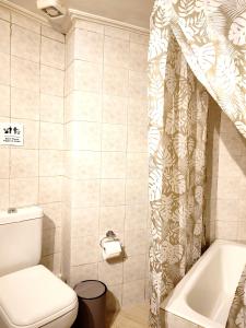een badkamer met een toilet en een douchegordijn bij Elia Studio in Athene