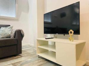 Televízia a/alebo spoločenská miestnosť v ubytovaní Bonito apartamento en 2º línea de playa & parking
