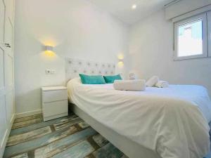 Posteľ alebo postele v izbe v ubytovaní Bonito apartamento en 2º línea de playa & parking