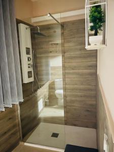 W łazience znajduje się prysznic ze szklanymi drzwiami. w obiekcie Homesweethome w mieście Porto Torres