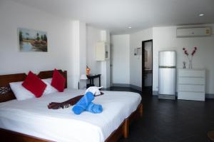Postel nebo postele na pokoji v ubytování Deng's kamala beach Guesthouse