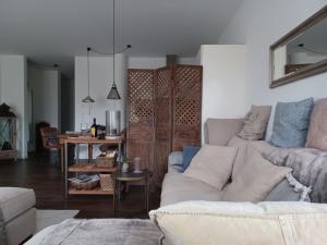 5-Sterne-City Apartment Rendsburg في ريندسبورغ: غرفة معيشة مع أريكة وطاولة
