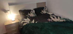 1 dormitorio con 1 cama y mesita de noche con lámpara en Casa Gilda, en Torrevieja