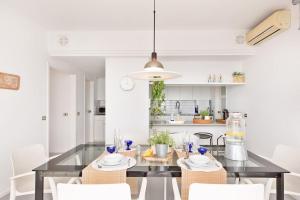 una sala da pranzo con tavolo e sedie in vetro di El Guix de la Meda a Torroella de Montgrí