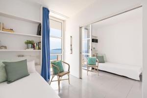 una camera da letto con un letto e vista sull'oceano di El Guix de la Meda a Torroella de Montgrí