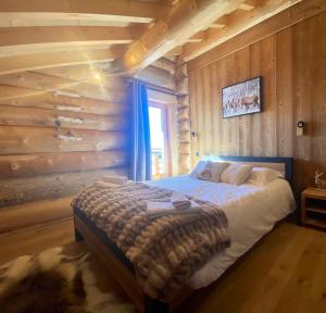 a bedroom with a bed in a log cabin at Chalet de 6 chambres avec sauna terrasse amenagee et wifi a Font Romeu Odeillo Via a 1 km des pistes in Font-Romeu-Odeillo-Via