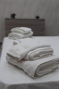 een groep witte handdoeken zittend op een bed bij Casa Vacanza Grey in Napels