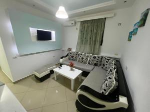 TV a/nebo společenská místnost v ubytování Seaside Rooms & Apartments Sarande