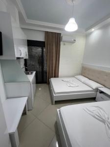 Postel nebo postele na pokoji v ubytování Seaside Rooms & Apartments Sarande