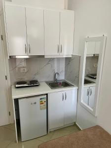 Kuchyň nebo kuchyňský kout v ubytování Seaside Rooms & Apartments Sarande
