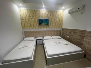 Postel nebo postele na pokoji v ubytování Seaside Rooms & Apartments Sarande