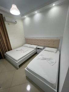 Postel nebo postele na pokoji v ubytování Seaside Rooms & Apartments Sarande