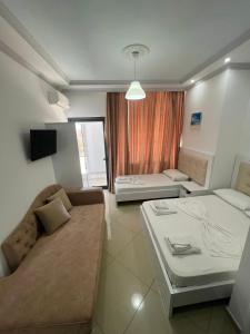 TV a/nebo společenská místnost v ubytování Seaside Rooms & Apartments Sarande