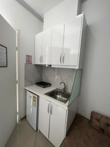 Kuchyň nebo kuchyňský kout v ubytování Seaside Rooms & Apartments Sarande