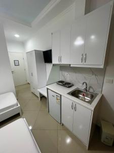 Kuchyň nebo kuchyňský kout v ubytování Seaside Rooms & Apartments Sarande