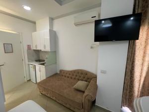 TV a/nebo společenská místnost v ubytování Seaside Rooms & Apartments Sarande