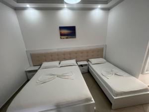 Postel nebo postele na pokoji v ubytování Seaside Rooms & Apartments Sarande