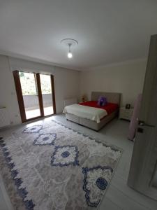 een slaapkamer met een bed en een groot tapijt bij Erbay suit in Trabzon