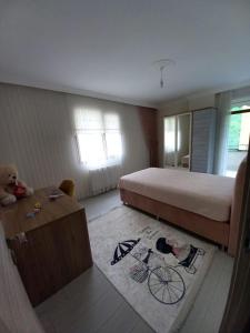 een slaapkamer met een bed en een teddybeer bij Erbay suit in Trabzon
