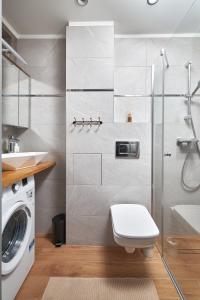 Ένα μπάνιο στο Kuźnicza Apartment - 300m Main Square ~ Self check-in 24h