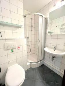 ein Bad mit einer Dusche, einem WC und einem Waschbecken in der Unterkunft Ferienpark I05-004 Ferienpark in Heiligenhafen