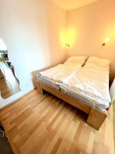 ein Schlafzimmer mit einem Bett in der Ecke eines Zimmers in der Unterkunft Ferienpark I05-004 Ferienpark in Heiligenhafen