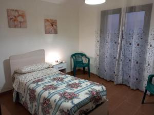 Santa Margherita di BeliceにあるRosa's House Bed and Breakfastのベッドルーム1室(ベッド1台、デスク、椅子付)