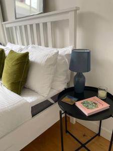 พื้นที่นั่งเล่นของ Shoreditch Cosy Flat, next to Van Gogh exhibition