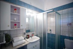 W łazience znajduje się toaleta, umywalka i prysznic. w obiekcie Ionian Escape Seaview Apartments w mieście Mesongi