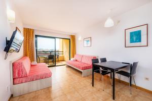 salon z kanapą i stołem w obiekcie Apto con Terraza 103 w Cala Millor