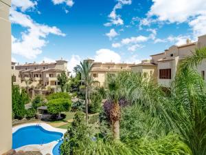 een uitzicht op een resort met een zwembad en palmbomen bij Belvilla by OYO Casa Buena Vista in Altea