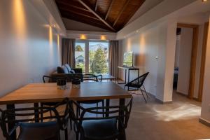 圣卡洛斯-德巴里洛切Portales de la Patagonia Apartments的带木桌椅的客厅