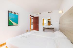 biała sypialnia z 2 łóżkami i lustrem w obiekcie Apto con Terraza 403 w Cala Millor +17 zdjęć
