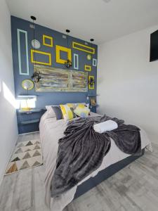 um quarto com uma cama com uma parede azul e amarela em okeyloft Coyhaique 1 em Coihaique