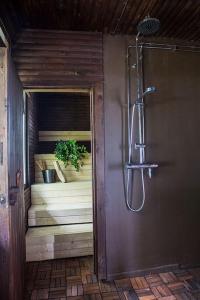 La salle de bains est pourvue d'une douche et d'un escalier. dans l'établissement Villa Dyyni - South Facing - Seafront - Jacuzzi, à Helsinki