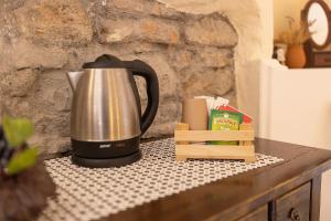 een koffiezetapparaat op een aanrecht in een keuken bij Agriturismo Cappellese in Castelnuovo della Misericordia
