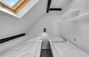 HemmetにあるBeautiful Home In Hemmet With 3 Bedrooms And Wifiの白い壁の客室内のベッド2台