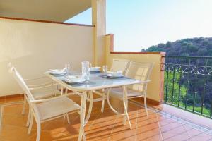 comedor con mesa y sillas en el balcón en Nice apartment in Riviera del Sol Calahonda, en Málaga