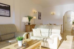 sala de estar con sofá y mesa en Nice apartment in Riviera del Sol Calahonda, en Málaga
