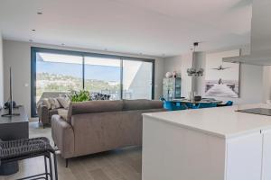 Posedenie v ubytovaní Magnificent frontline golf Penthouse in Navigolf La Cala de Mijas