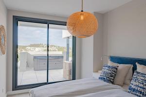 Posteľ alebo postele v izbe v ubytovaní Magnificent frontline golf Penthouse in Navigolf La Cala de Mijas