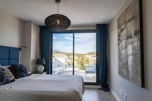 Posteľ alebo postele v izbe v ubytovaní Magnificent frontline golf Penthouse in Navigolf La Cala de Mijas