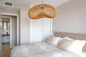 Posteľ alebo postele v izbe v ubytovaní Magnificent frontline golf Penthouse in Navigolf La Cala de Mijas