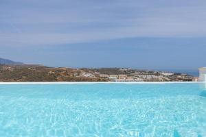 duży zbiornik wody z miastem w tle w obiekcie Luxurious penthouse in La Cala Casa Banderas - 3 Golf Facilites close by! w mieście La Cala de Mijas