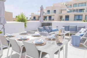 Część wypoczynkowa w obiekcie Luxurious penthouse in La Cala Casa Banderas - 3 Golf Facilites close by!